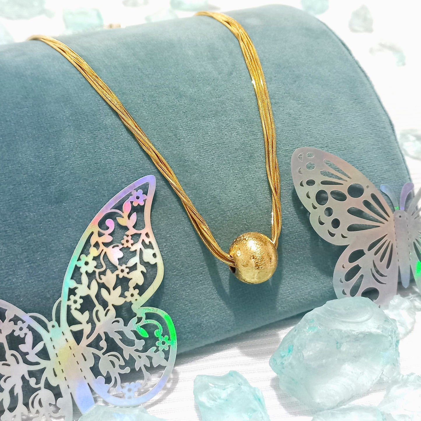 Collar Dorado con Dije Esférico Texturizado