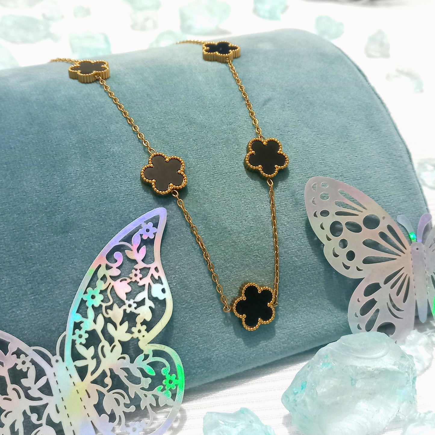 Collar Dorado con Dije de Flor Negra