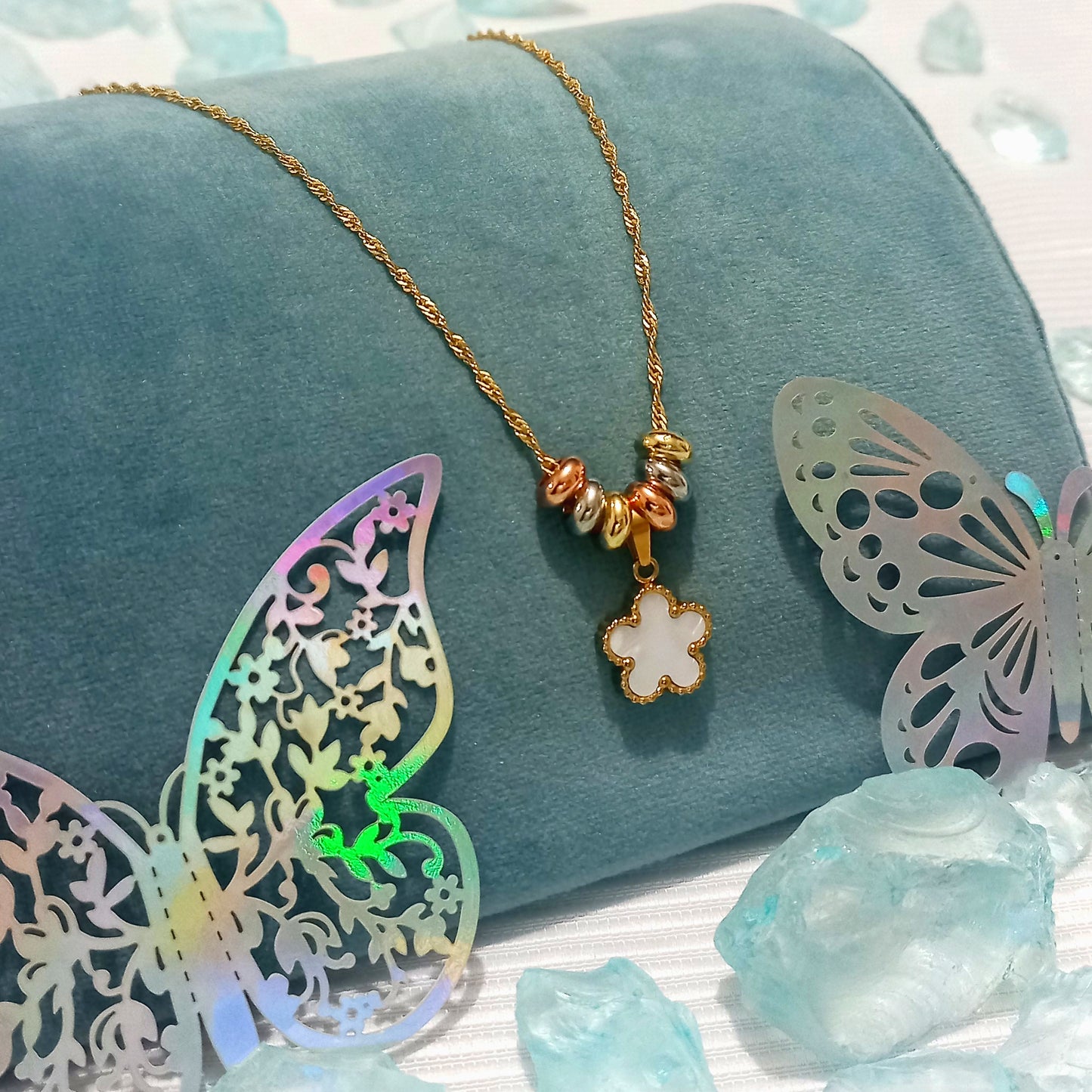 Collar Dorado con Dije de Flor Perlado