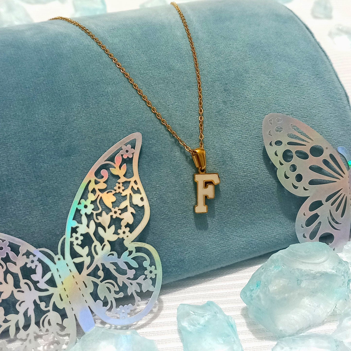 Collar color Dorado con Dije de con letra F perlado