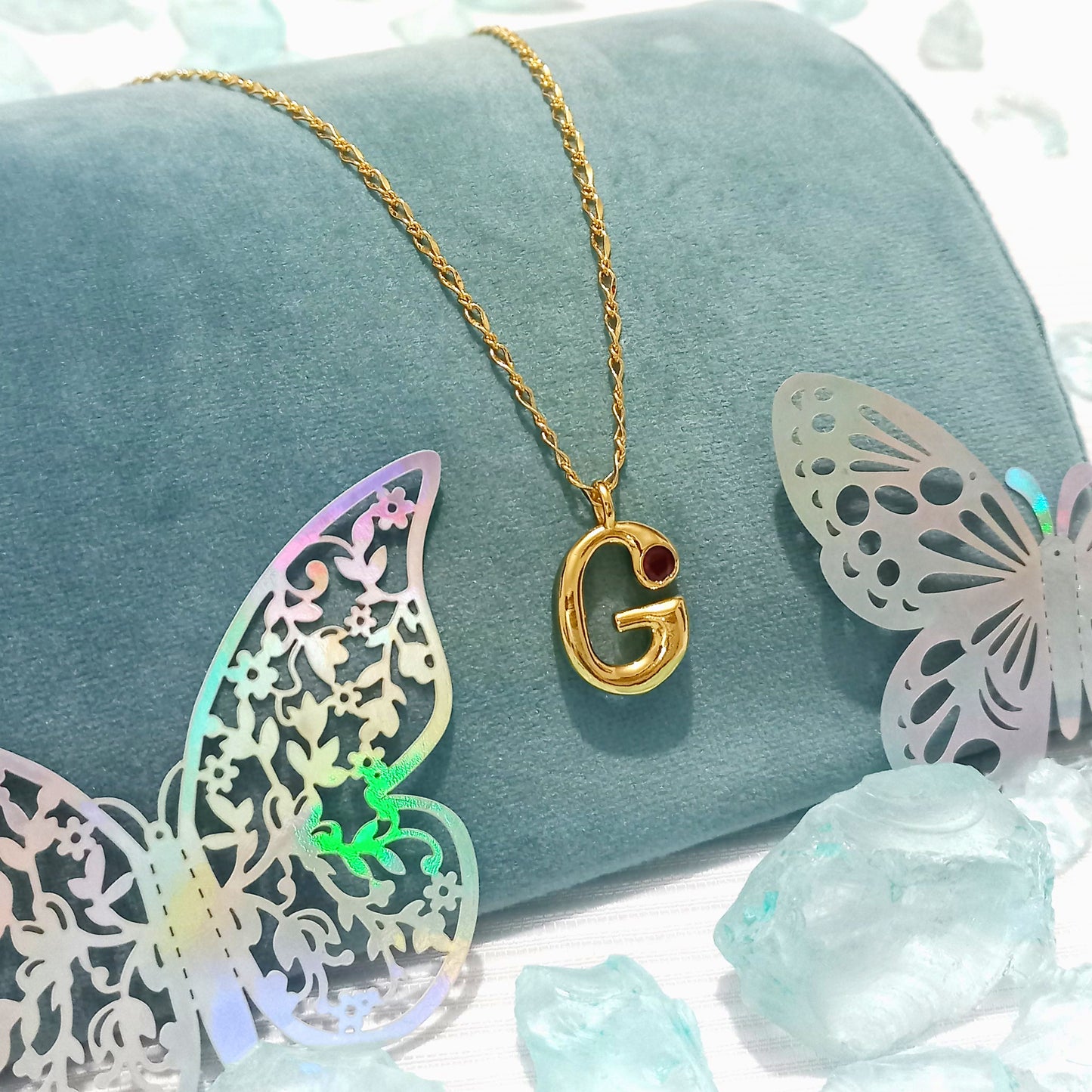 Collar color Dorado con Dije de con letra G con Incrustación