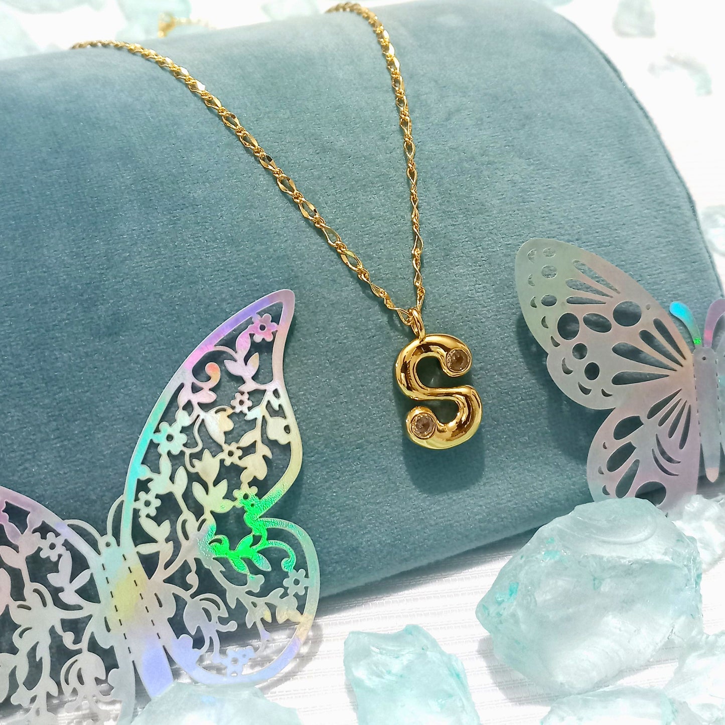 Collar color Dorado con Dije de con letra S con Incrustación