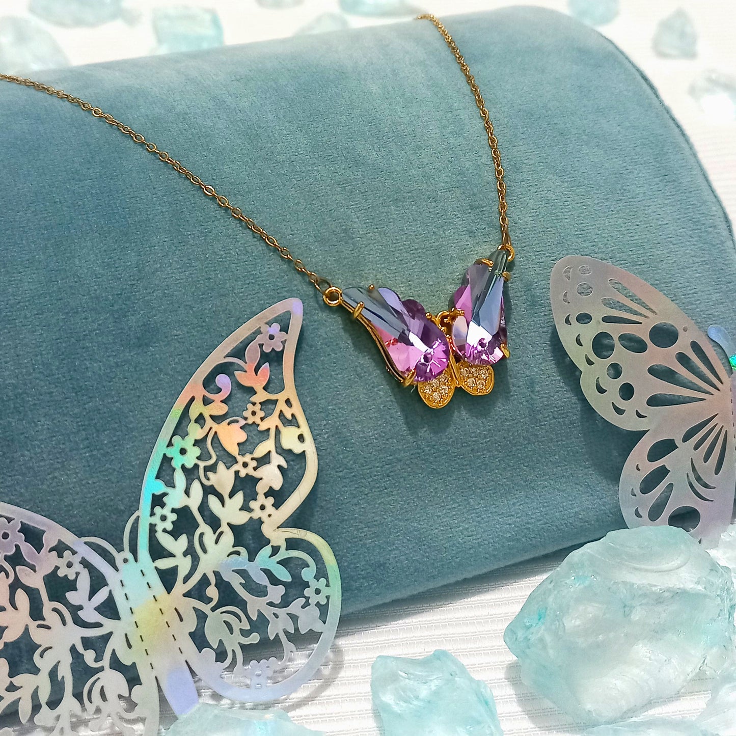 Collar Dorado con Dije de Mariposa Nocturna