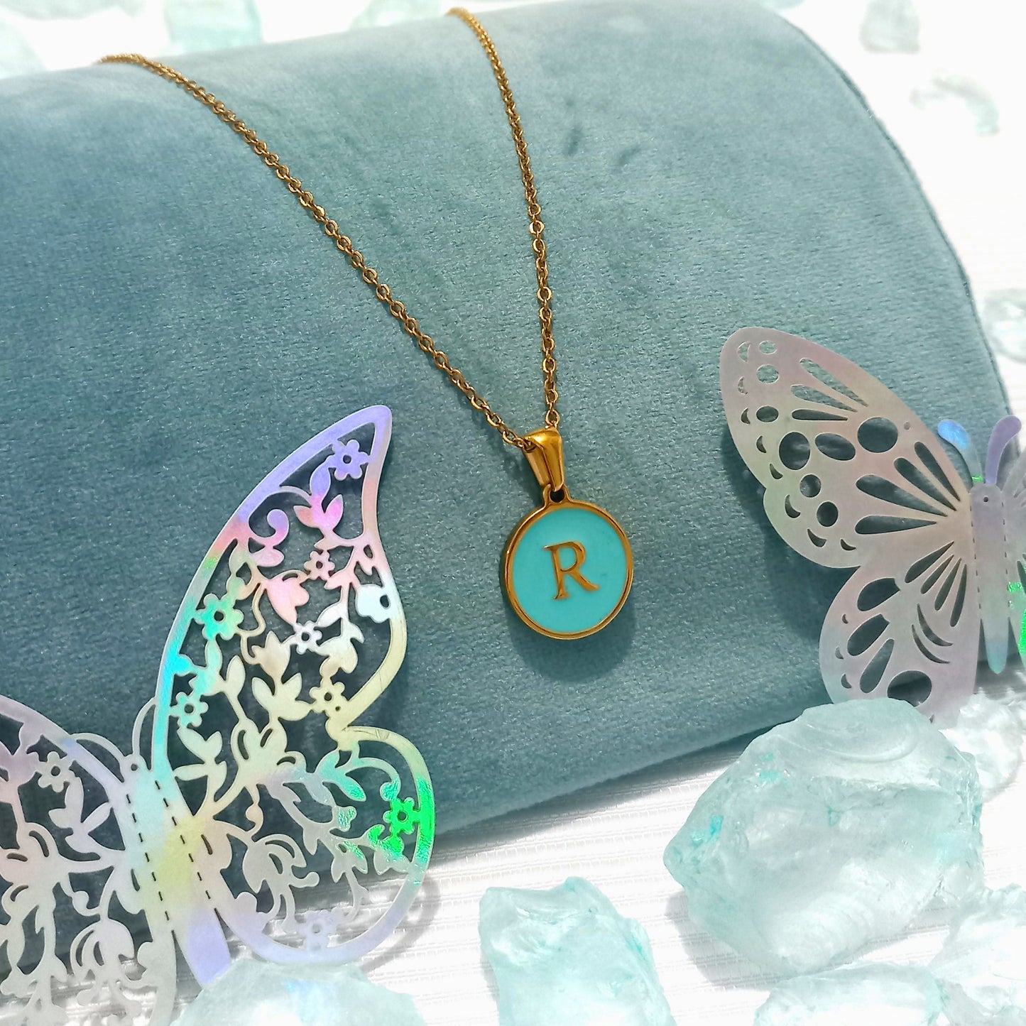 Collar dorado con Dije de Circulo y letra R