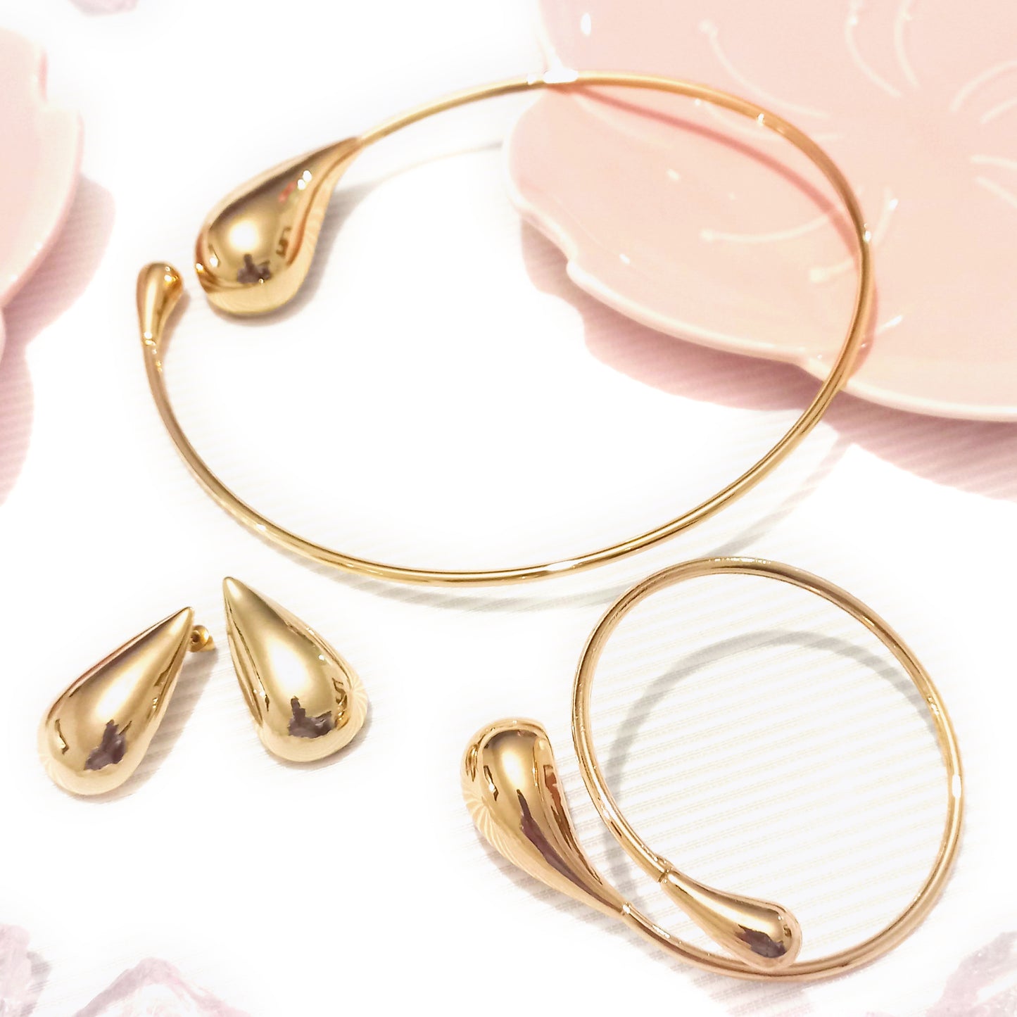 Juego de collar y pulsera de gota dorado