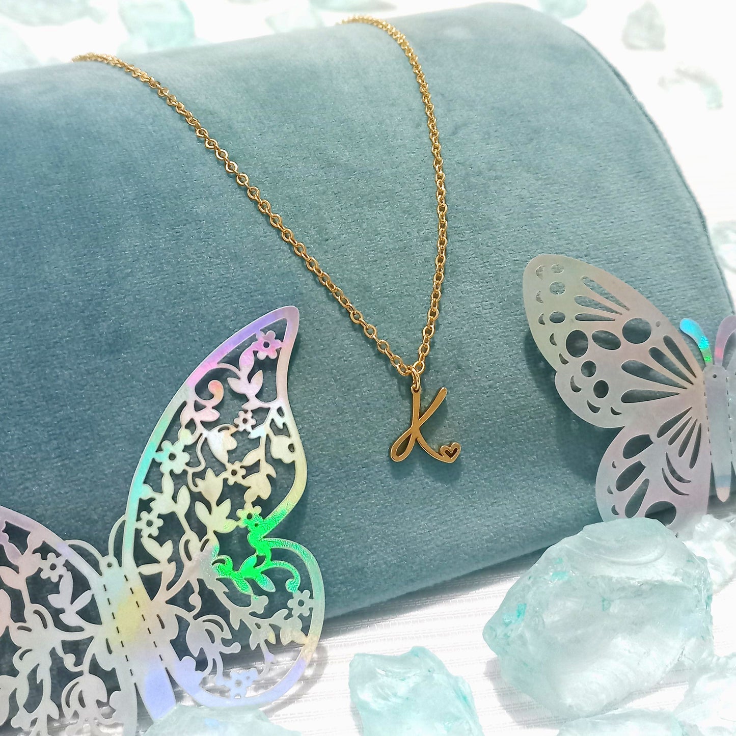 Collar color Dorado con Dije de con  letra K y remate de corazón