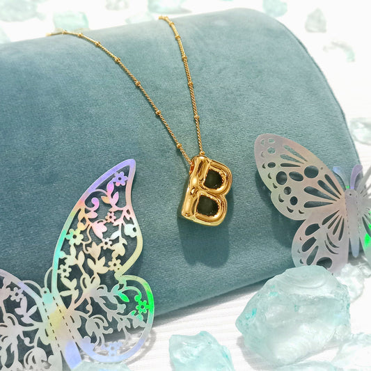 Collar color Dorado con Dije de con  letra B