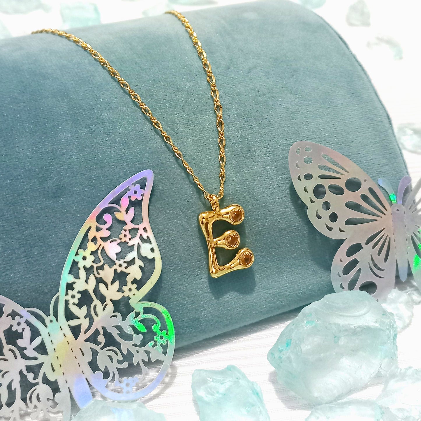 Collar color Dorado con Dije de con letra E con Incrustación