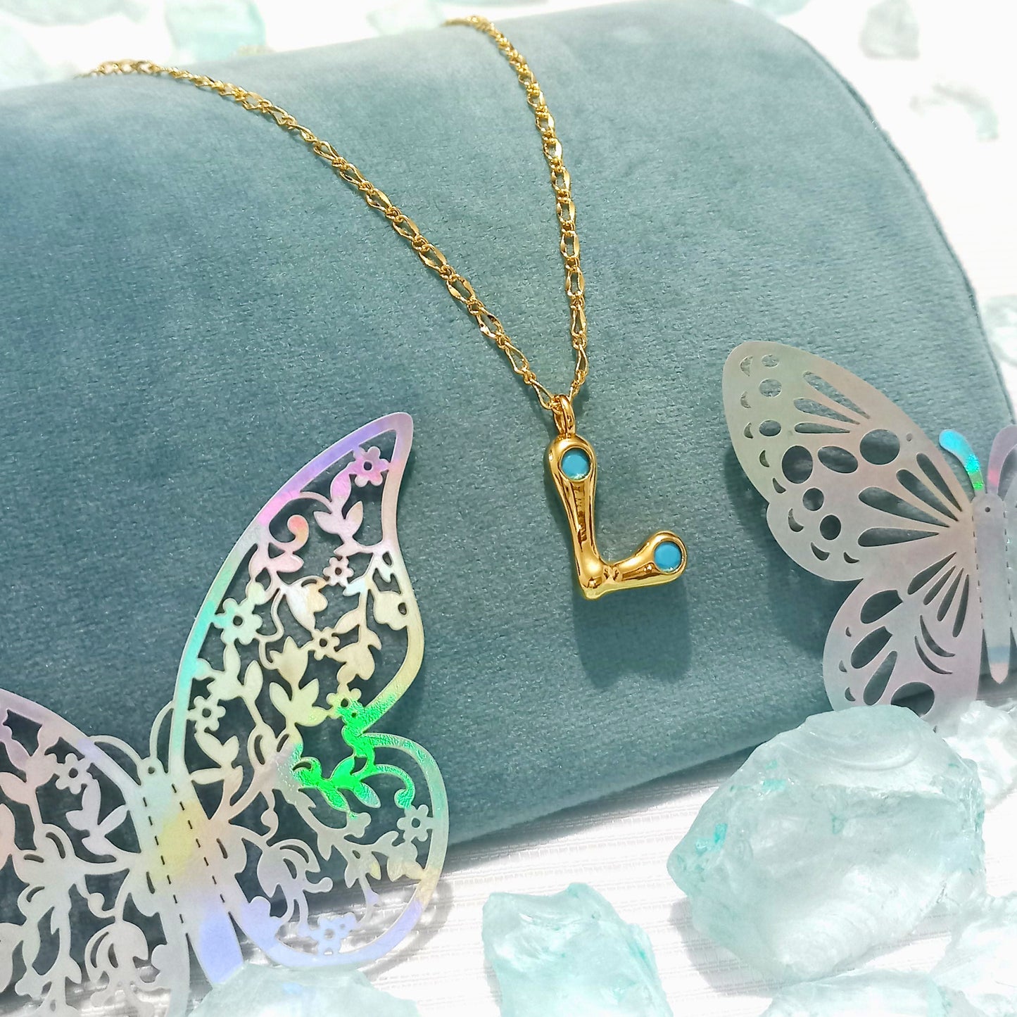 Collar color Dorado con Dije de con letra L con Incrustación