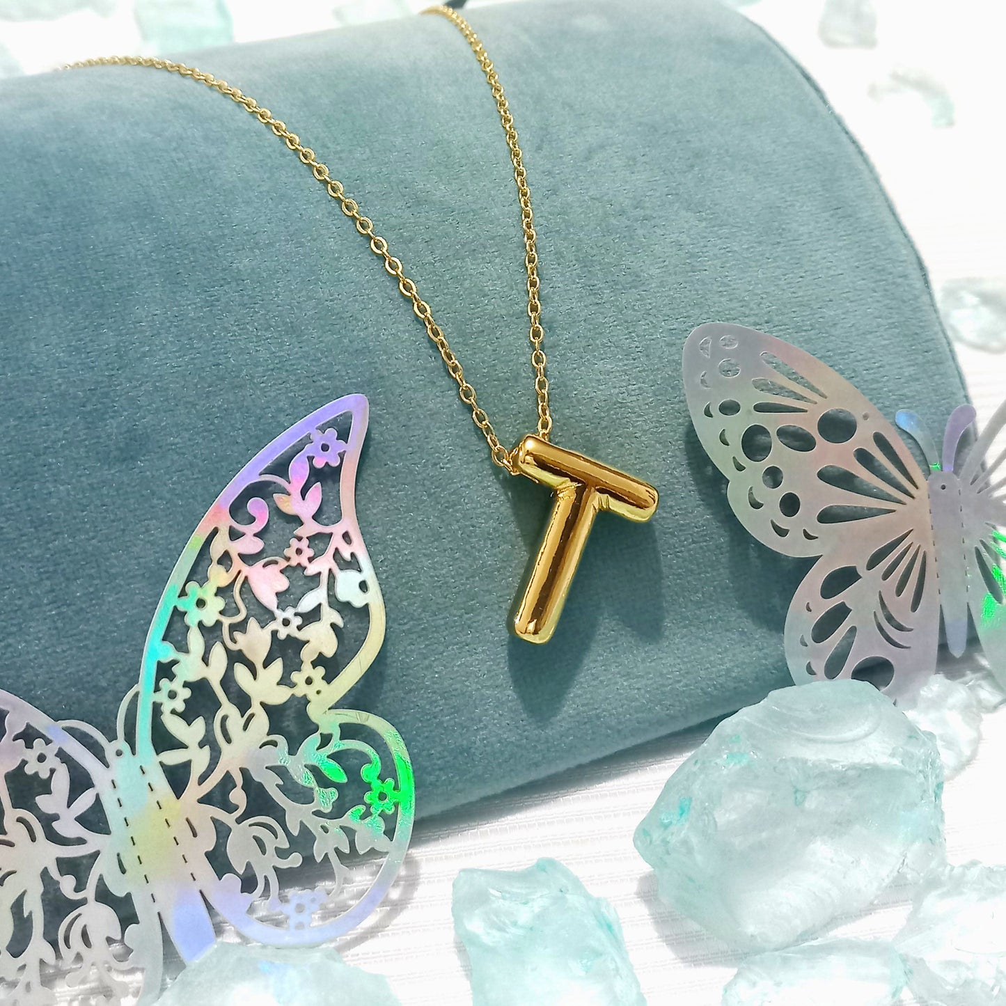 Collar color Dorado con Dije de con letra T