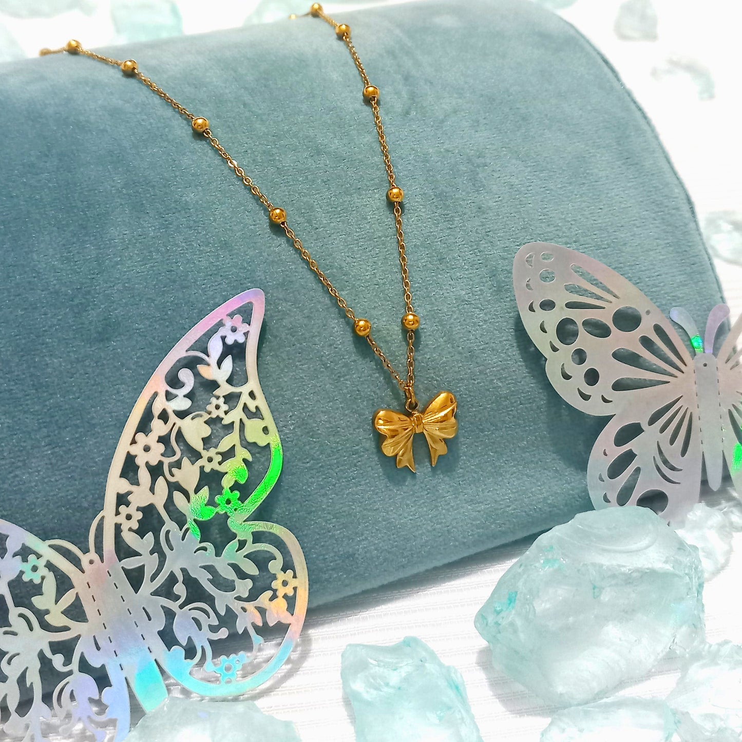 Collar Dorado con Dije de Moño Elegante