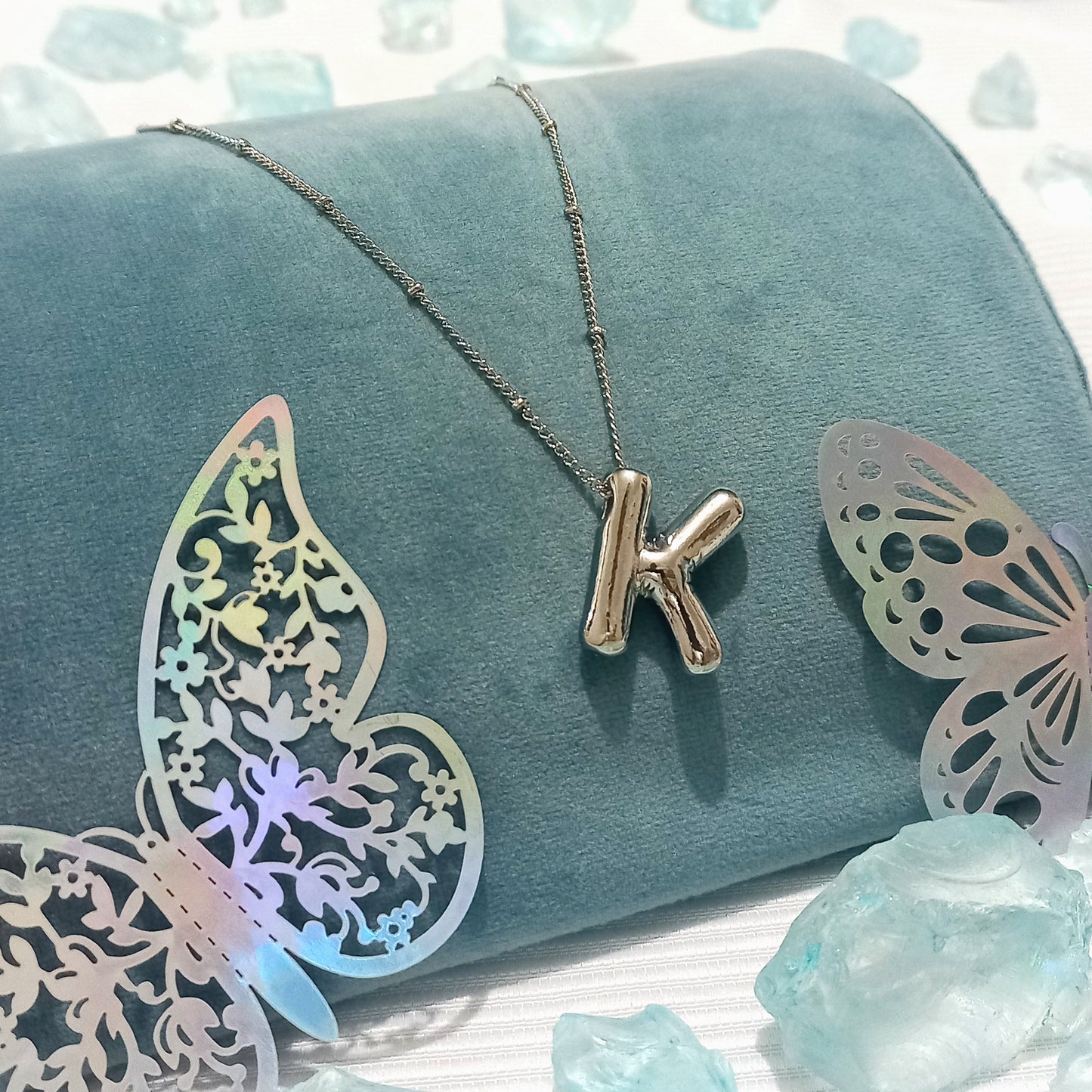 Collar color Plateado con Dije de con  letra K