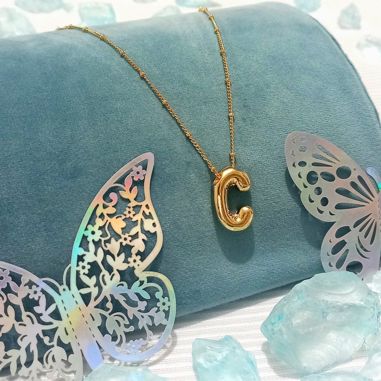 Collar de Punto color Dorado con Dije de con  letra C